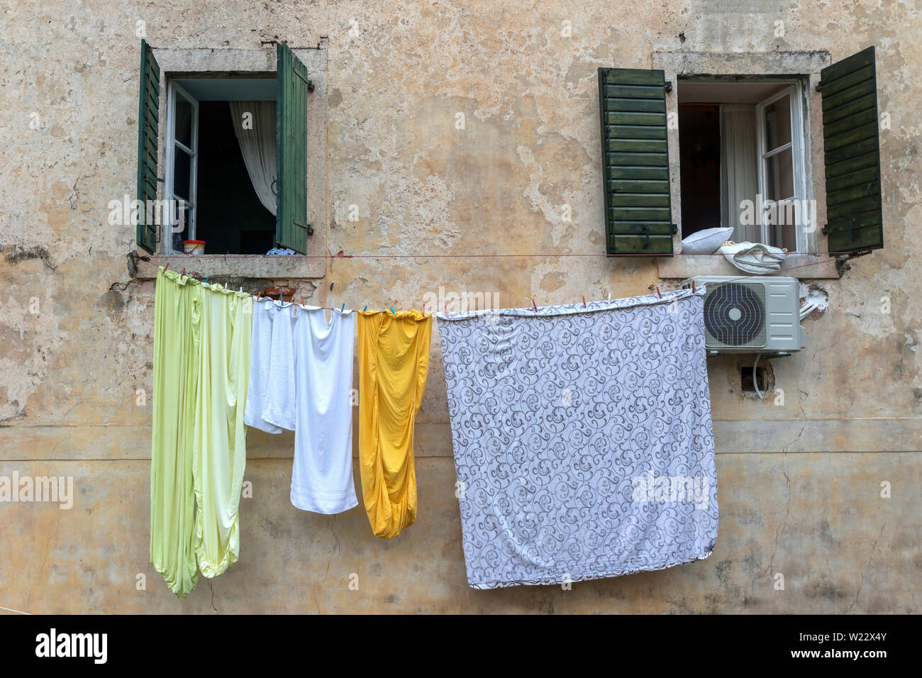 Montenegro - Wäsche aufhängen an eine Wäscheleine zwischen zwei Fenstern in  Kotor Stockfotografie - Alamy