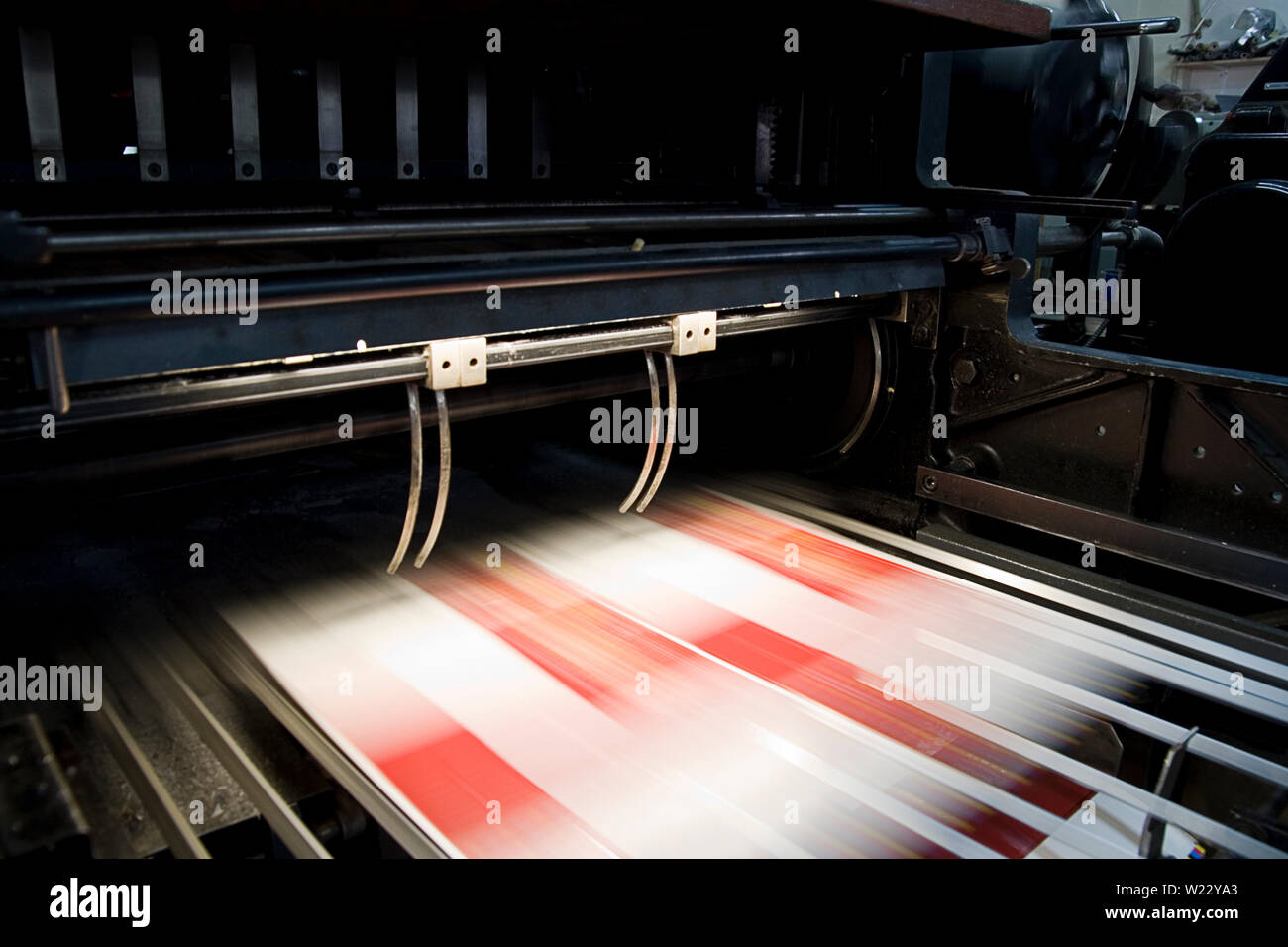 Papier stanzen Maschine drücken Sie in Bewegung Stockfoto