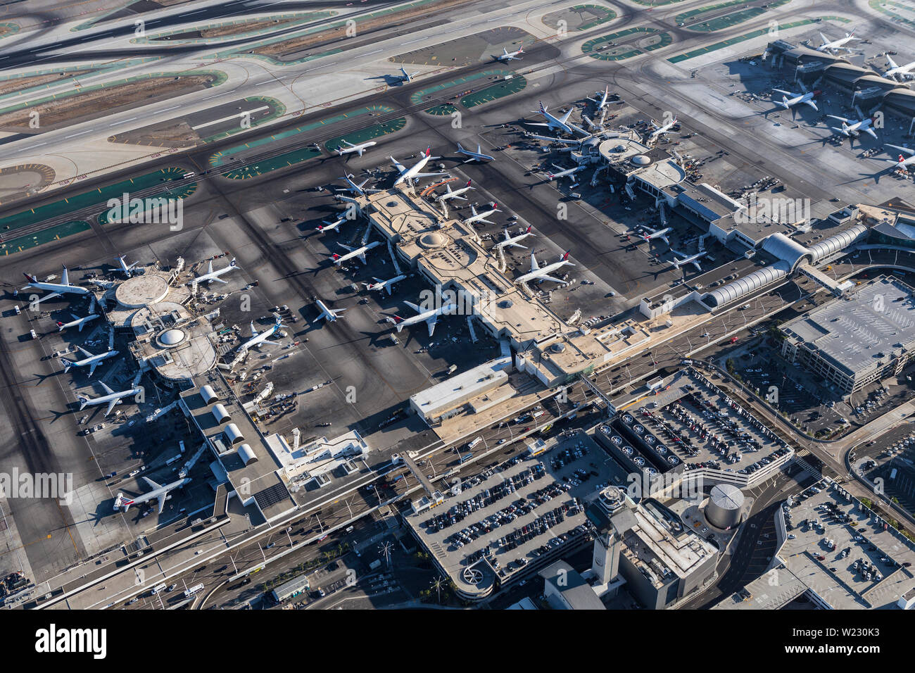 Los Angeles, Kalifornien, USA - 16. August 2016: Luftaufnahme der Flugzeuge, die umliegenden Los Angeles International Airport Terminals in Südkalifornien Stockfoto