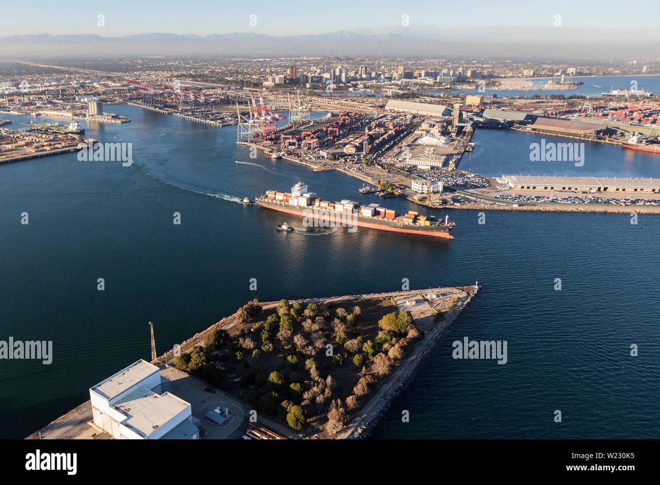 Luftaufnahme von Container Cargo Schiff verlässt den Hafen von Long Beach im Los Angeles County in Kalifornien. Stockfoto