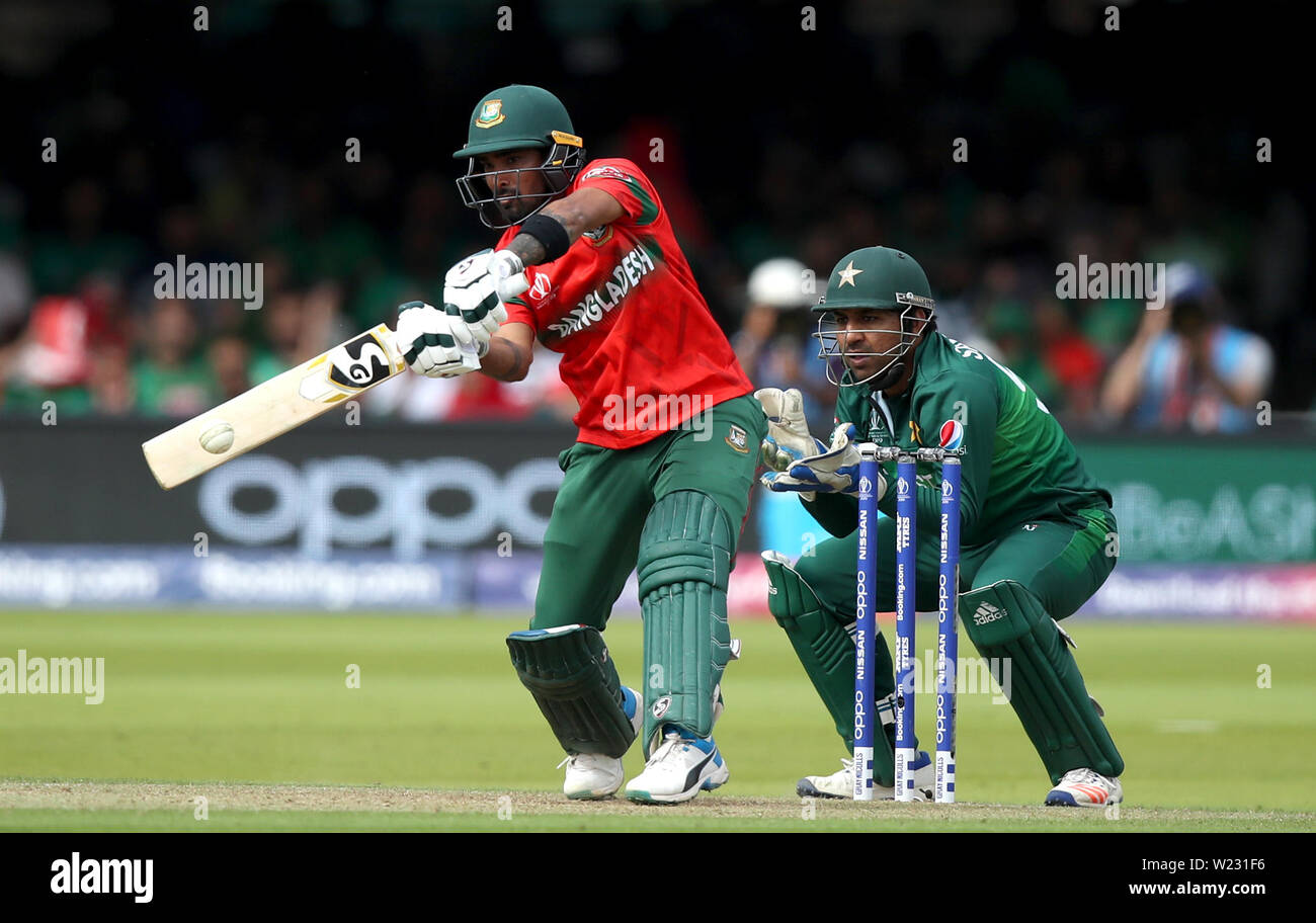 In Bangladesch Das Liton Fledermäuse während der ICC Cricket World Cup group Phase Match auf Lord's, London. Stockfoto