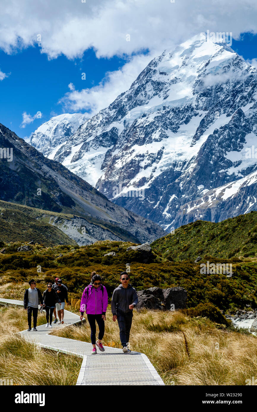 Wanderer auf dem Hooker Valley Track, Aoraki/Mt Cook National Park, South Island, Neuseeland Stockfoto