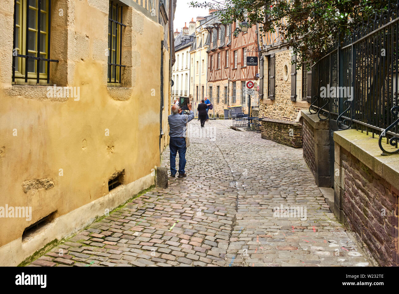 Tourist, ipad Foto in den alten Straßen von Rennes, der Hauptstadt der Bretagne, Frankreich Stockfoto