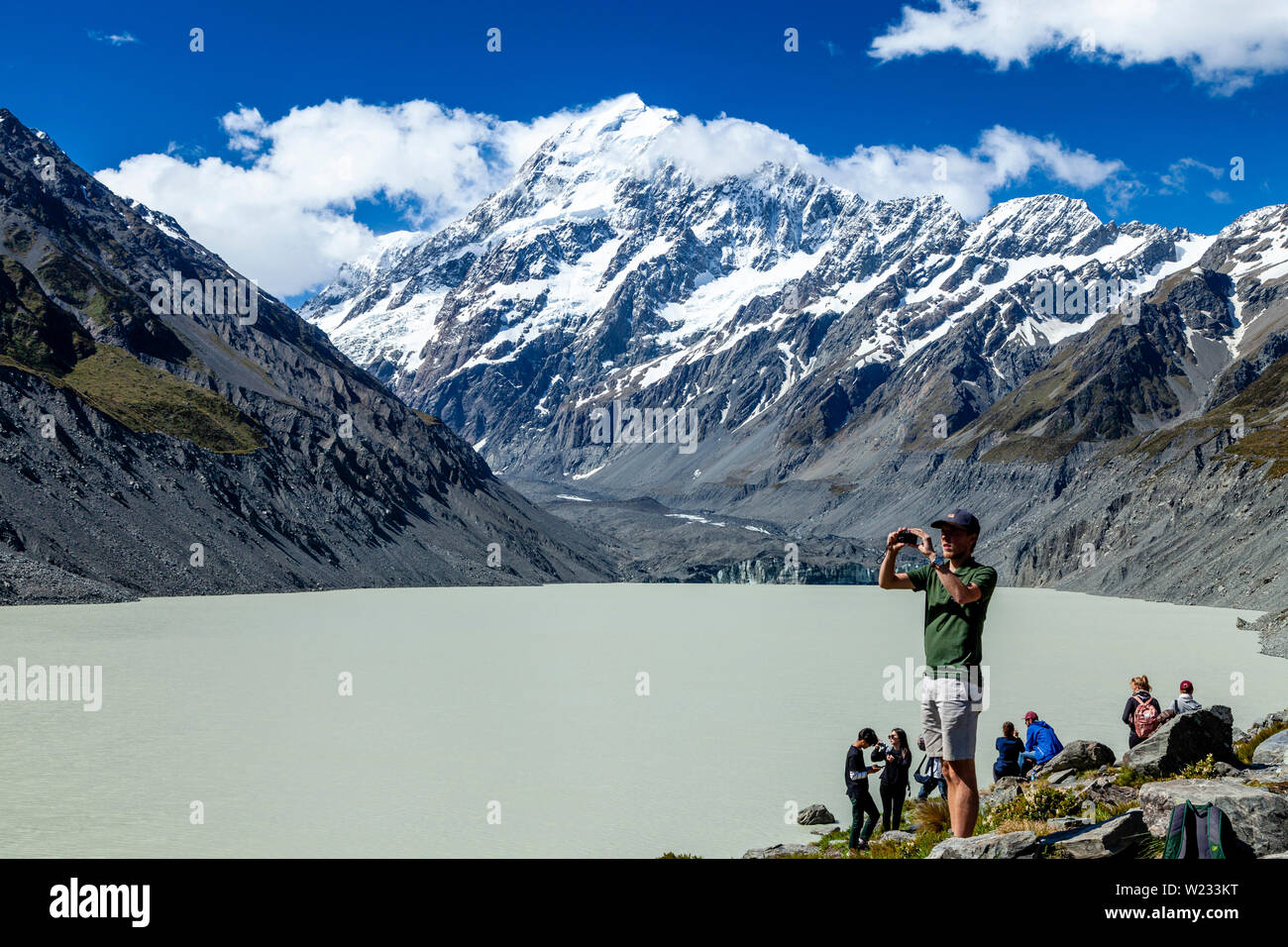 Walker bei der Hooker Lake Viewpoint Am Ende der Hooker Valley Track, Aoraki/Mt Cook National Park, South Island, Neuseeland Stockfoto