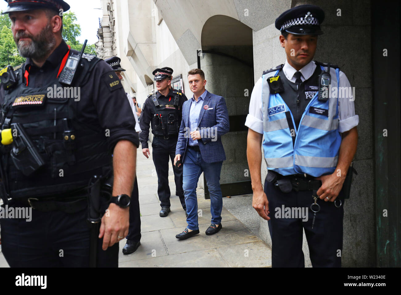 Tommy Robinson verlässt die Old Bailey in London, nachdem sie in der Missachtung des Gerichts durch hohe Richter für Dreharbeiten Angeklagten in einem Strafverfahren und Übertragung der Aufnahmen auf Social Media gefunden. Stockfoto