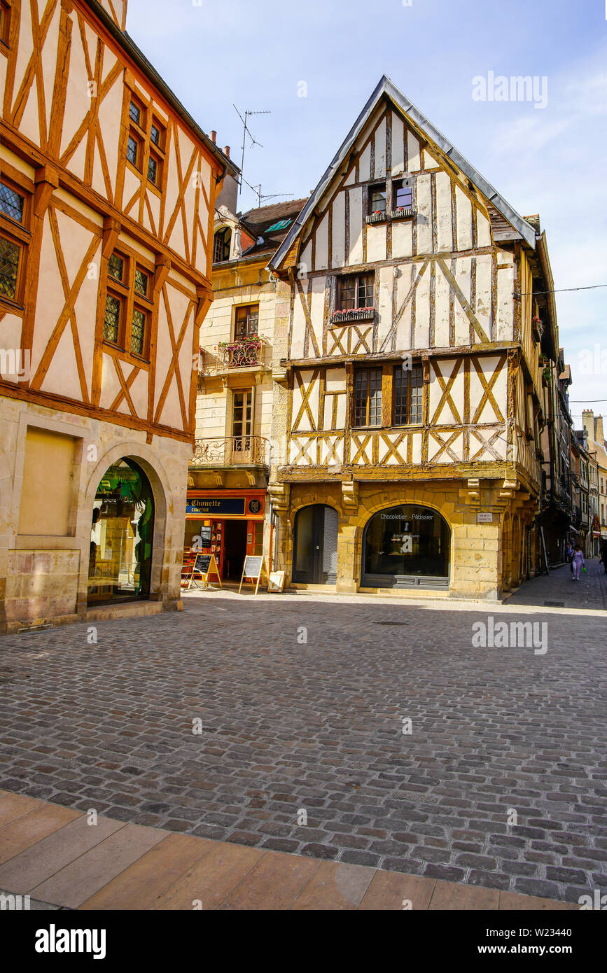 Traditionelle Fachwerkhäuser in der Altstadt von Dijon, Côte d'Or, Burgund, Frankreich. Stockfoto