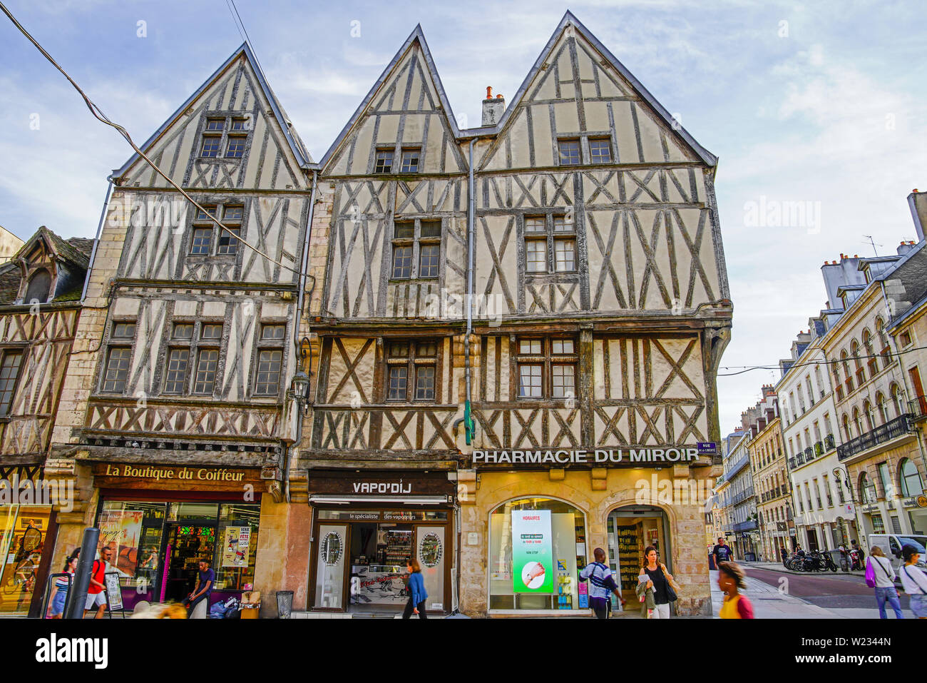 Traditionelle Fachwerkhäuser in der Altstadt von Dijon, Côte d'Or, Burgund, Frankreich. Stockfoto