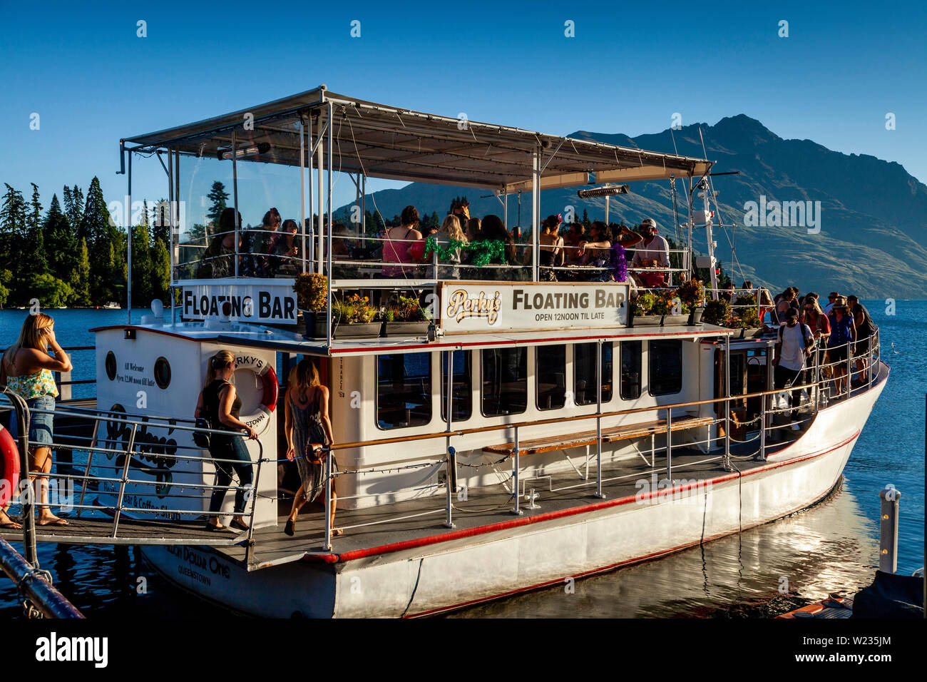 Einer schwimmenden Bar auf dem Lake Wakatipu, Queenstown, Otago, Südinsel, Neuseeland Stockfoto