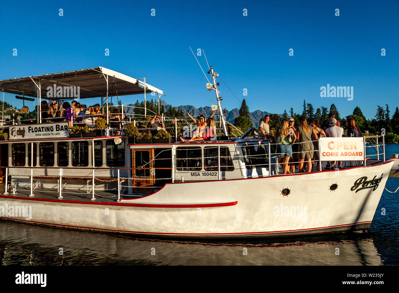 Einer schwimmenden Bar auf dem Lake Wakatipu, Queenstown, Otago, Südinsel, Neuseeland Stockfoto