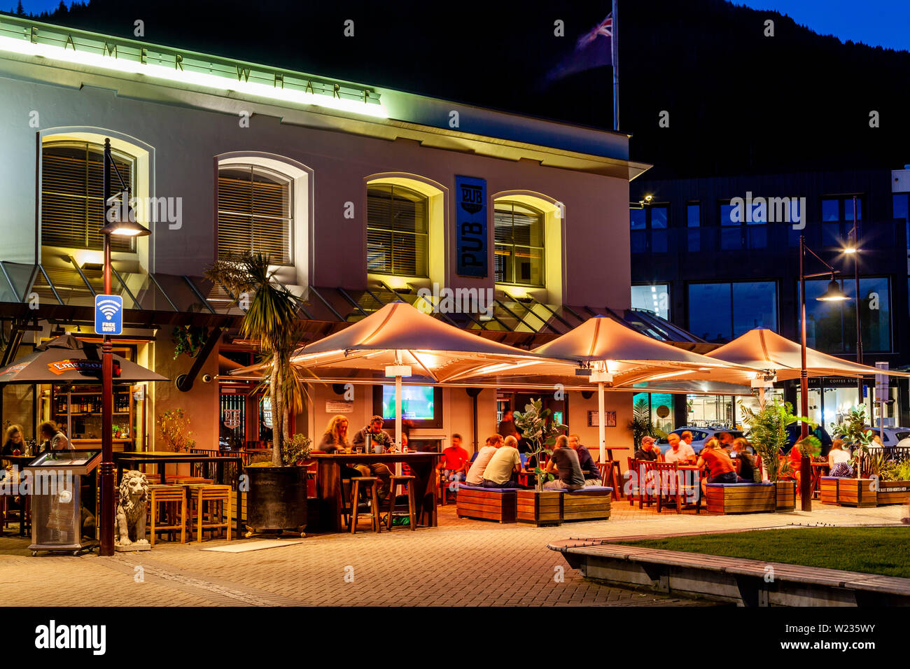 Ein traditionelles Kiwi Pub, Steamer Wharf, Queenstown, Otago, Südinsel, Neuseeland Stockfoto