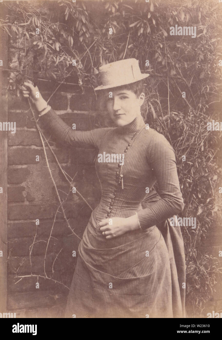 Viktorianische späten 1880er/frühen 1890Foto von einer modischen jungen Dame. Stockfoto
