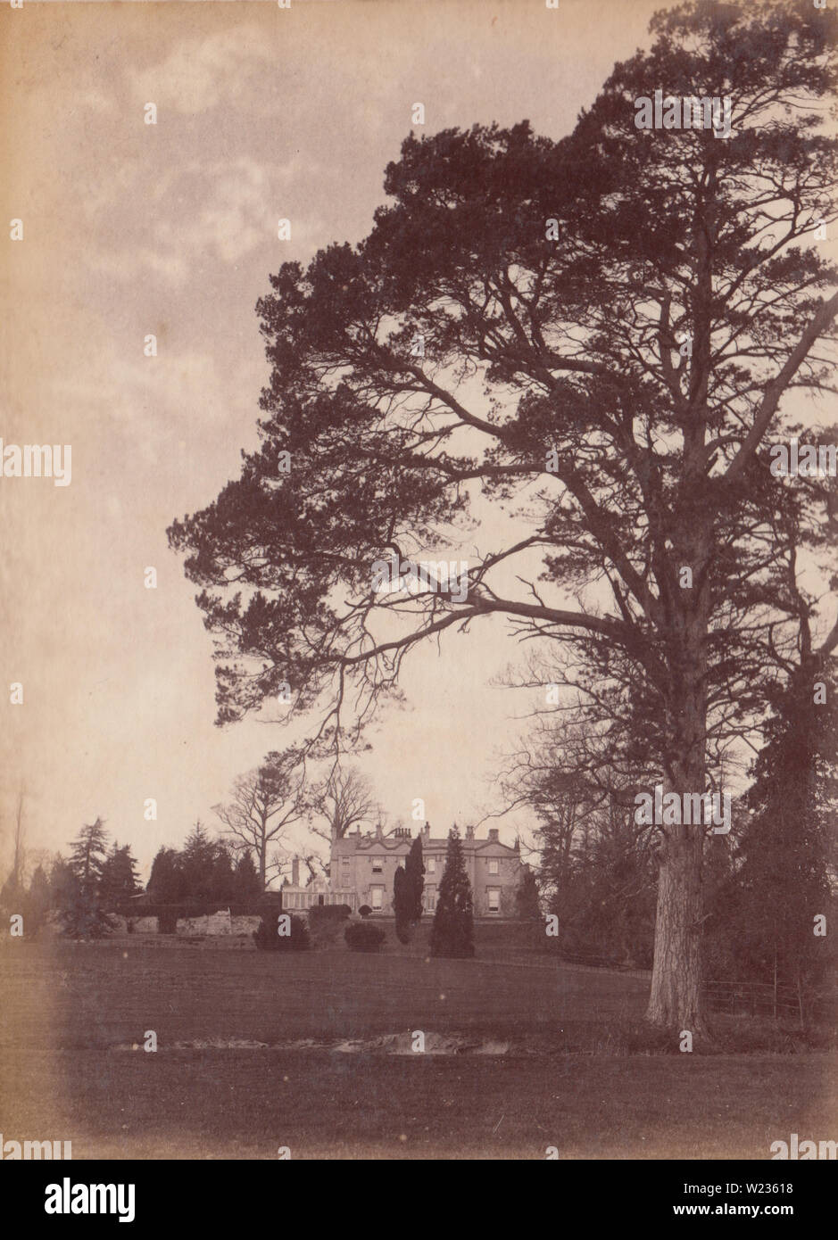 Viktorianische späten 1880er/frühen 1890Foto, ein großes freistehendes Landhaus in der Britischen Landschaft. Stockfoto