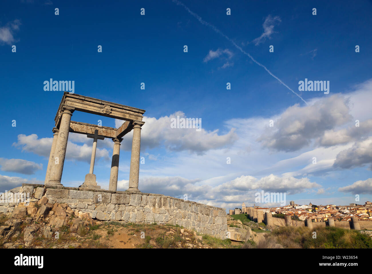 Avila, Provinz Avila, Kastilien und Leon, Spanien. Die ummauerte Stadt von Los Cuatro Postes oder die vier Säulen gesehen. Die Altstadt von Avila mit seinen extr Stockfoto