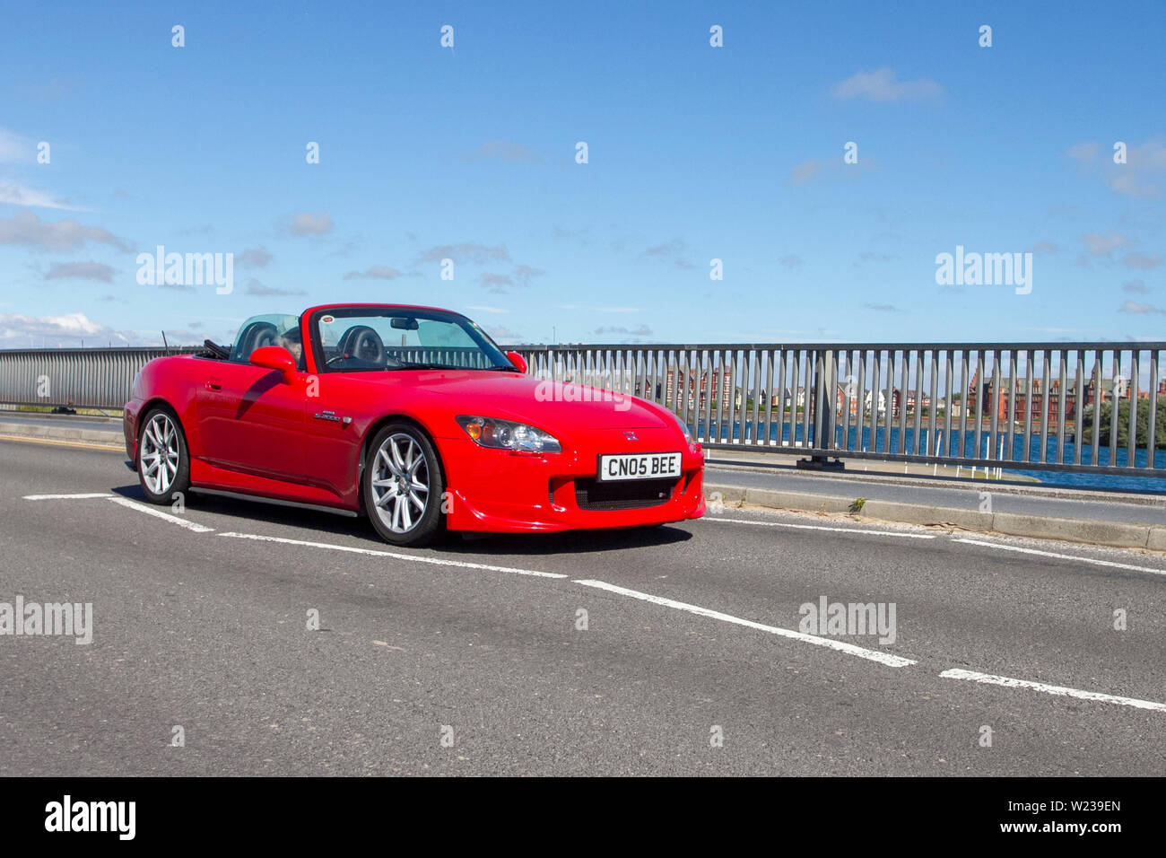 2005 Honda S2000 Cabriolet, S2000 2,0 i-VTEC GT Cabriolet 2DR Benzinmotor mit Schaltgetriebe; GB; Fahrzeugverkehr, Transport, modern, Klassiker, Sammlerstücke auf der Strandpromenade in Southport, Großbritannien Stockfoto