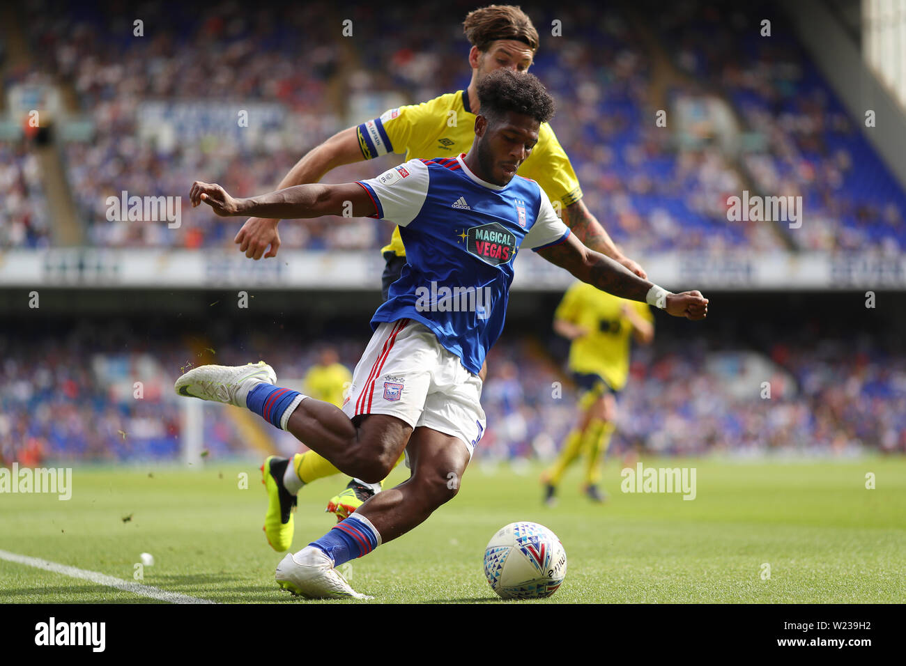 Ellis Harrison von Ipswich Town beats Charlie Mulgrew der Blackburn Rovers - Ipswich Town v Blackburn Rovers, Sky Bet Meisterschaft, Portman Road, Ipswich - 4. August 2018 Stockfoto