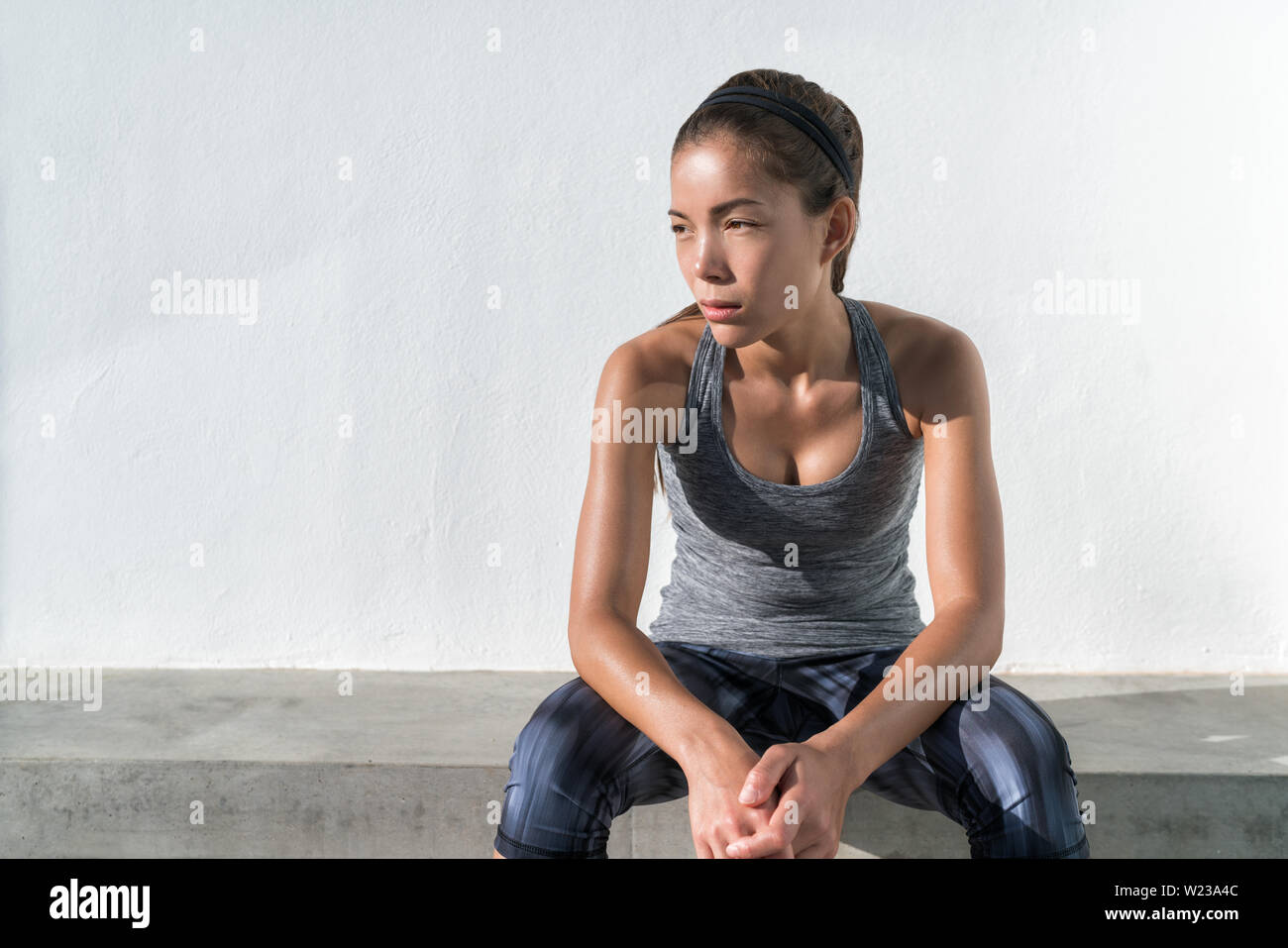 Asiatische fitness runner Frau denken nachdenklich während des Trainings. Ernsthafte Sportler Modell auf der Turnhalle pause Müdigkeit unzufrieden, deprimiert über Gewichtverlust Fortschritt oder Selbstwertgefühl vertrauen. Aktives Leben. Stockfoto