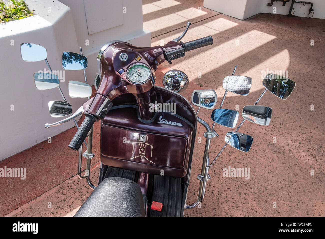 Eine Vespa motorscooter mit 12 Spiegeln. Stockfoto