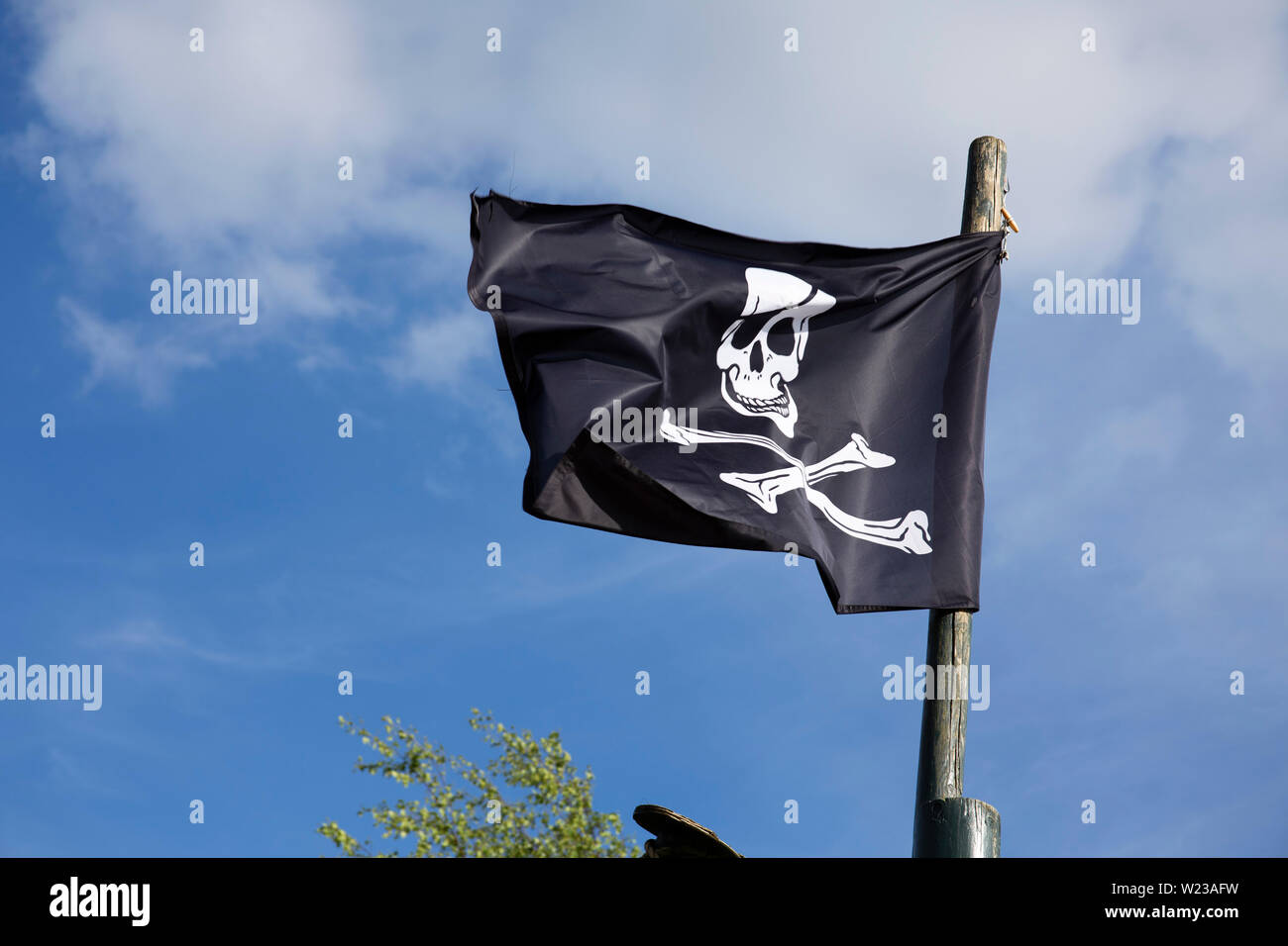 Piraten-Flagge Im Blauer Himmel-Hintergrund Stockfoto - Bild von piraten,  ängstlich: 94418970