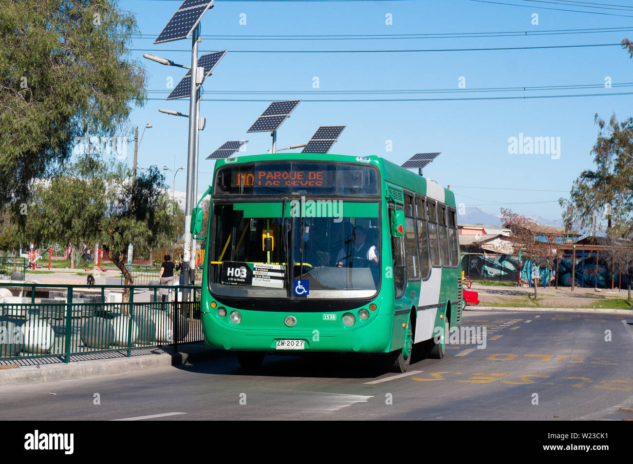 SANTIAGO, CHILE - AUGUST 2015: transantiago Bus in der Nähe der nächsten Haltestelle Stockfoto