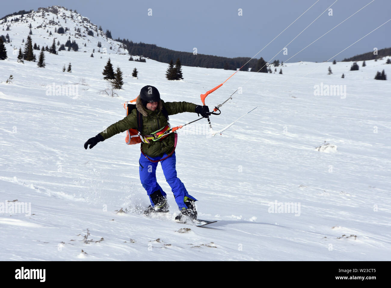 Vitosha, Bulgarien - 03. Februar 2019: Am Wochenende auf dem Hochplateau des Vitosha-Berges fahrende Männer Stockfoto