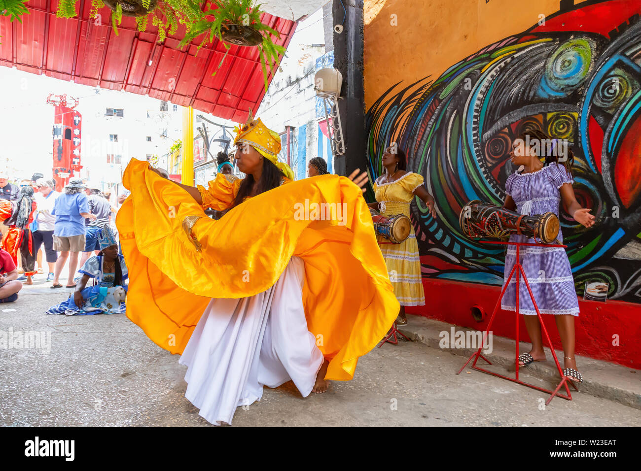 Havanna, Kuba - 29. Mai 2019: kubanische Volk sind die Durchführung einer Afrikanischen Tanz in der Alten Stadt Havanna, der Hauptstadt von Kuba, während einer hellen und sonnigen Tag. Stockfoto