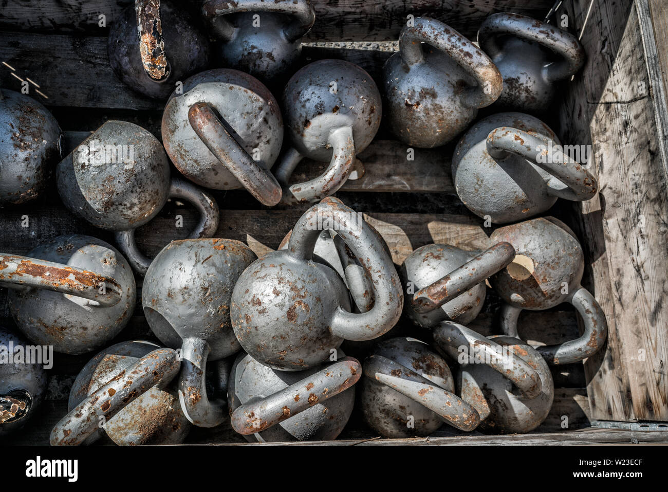Viele kettlebells Gewichte Hintergrund im Fitnessbereich im Freien. Textur von stells Hanteln für gewichtheben auf dem Boden liegend im Fitnesscenter für die Ausbildung. Stockfoto