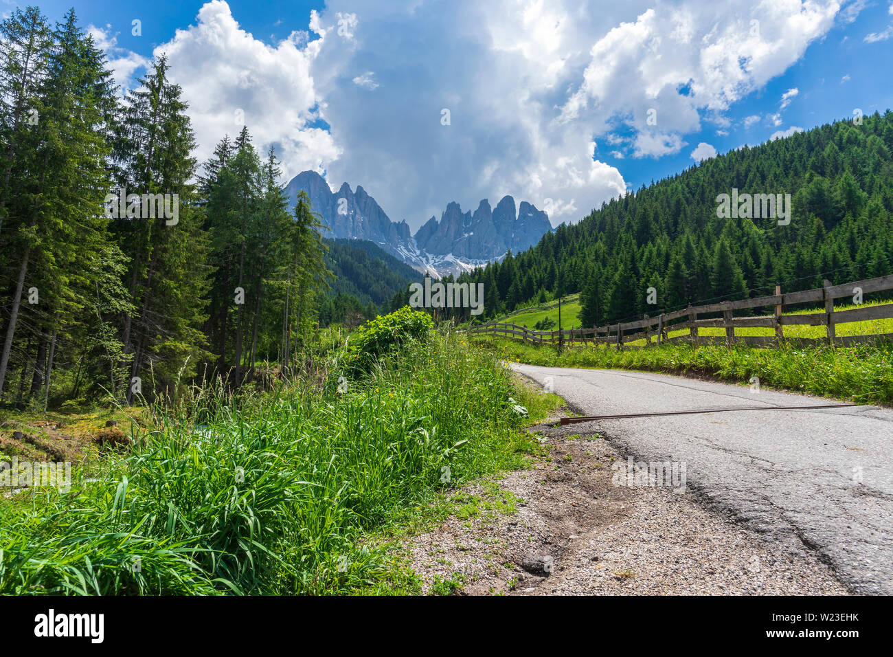 Straße mit einer schönen Aussicht. Santa Maddalena Dorf, Dolomiten, Val di Funes, Italien. Stockfoto