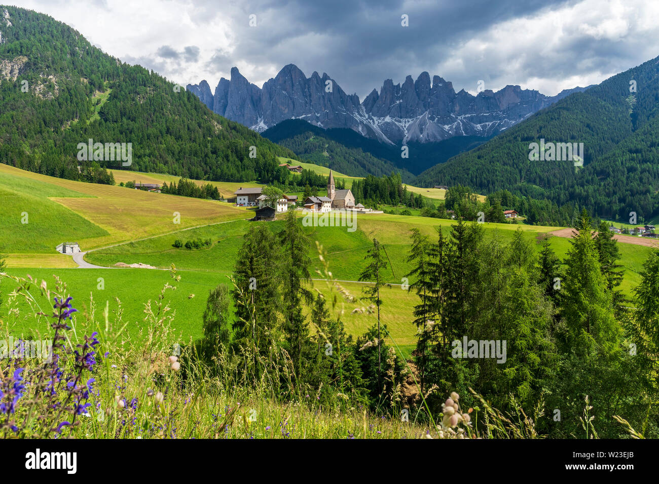 Malerischer Blick auf Santa Maddalena Dorfkirche. Dolomiten, Val di Funes, Italien. Stockfoto