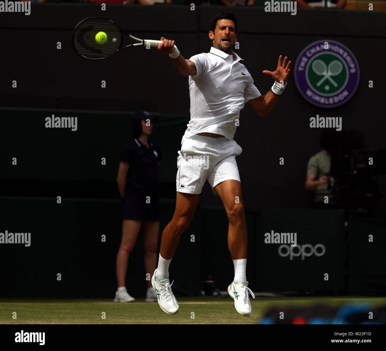 London, Großbritannien. 05. Juli, 2019. Wimbledon, 5. Juli 2019 - Novak Djokovic während seines zweiten runden Match gegen Hubert Hurkacz von Polen heute in Wimbledon. Quelle: Adam Stoltman/Alamy leben Nachrichten Stockfoto