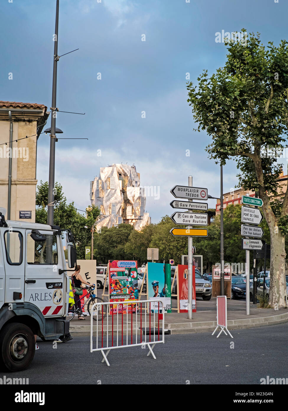 LUMA Arles Gebäude von Frank Gehry, Juni 2019, vom Boulevard Victor Hugo gesehen, Arles / Frankreich Stockfoto