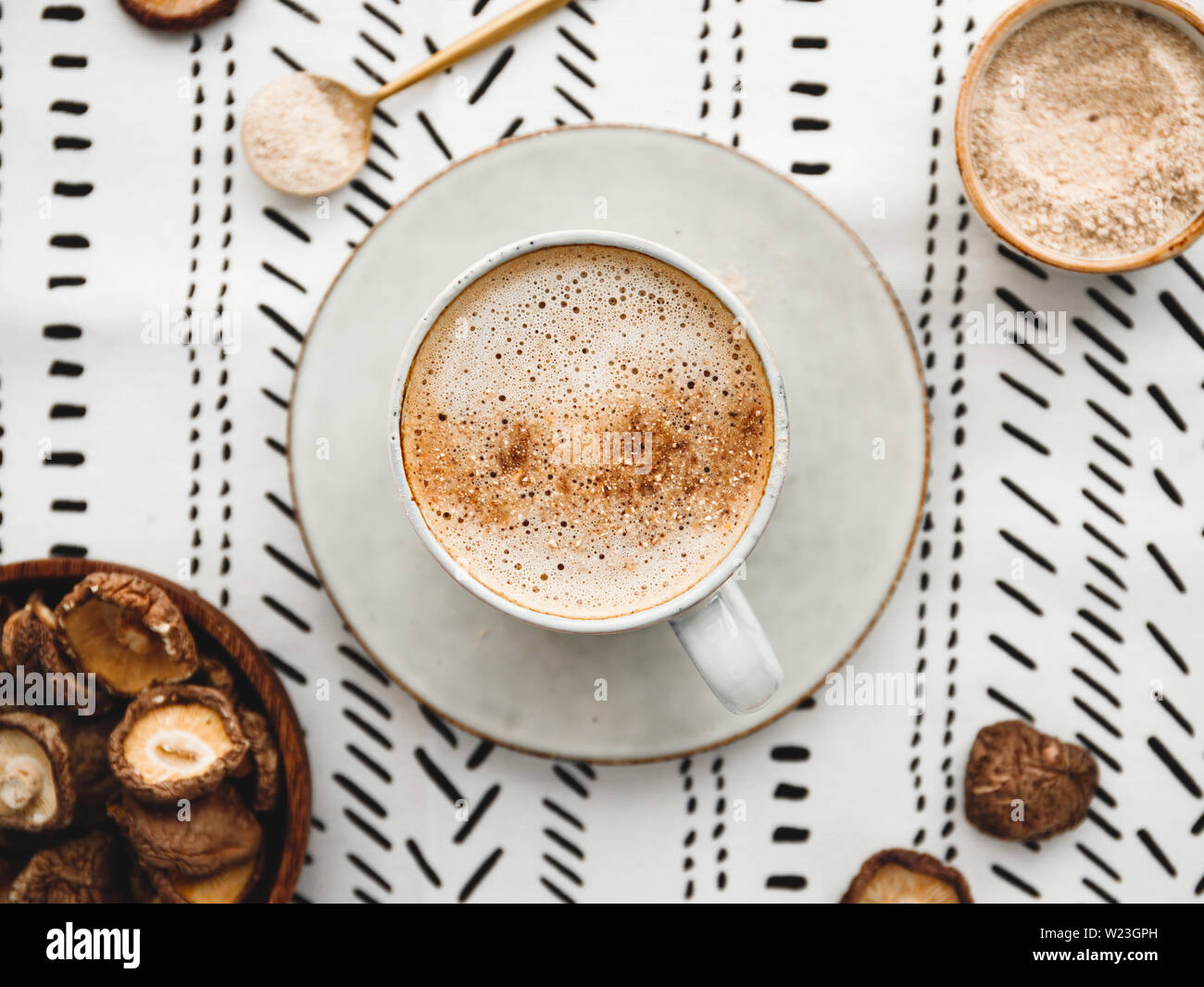 Blick von oben auf die Pilz Latte mit Shiitake Pulver und Ungesüßte Kokosmilch Mandelmilch Mischung. Gesunde nützliche vegan trinken, flach. Stockfoto