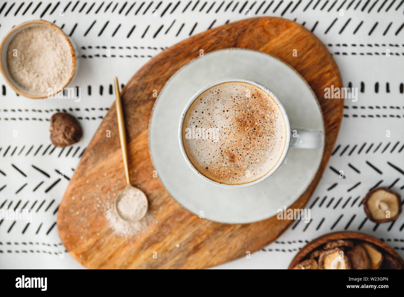 Blick von oben auf die Pilz Latte mit Shiitake Pulver und Ungesüßte Kokosmilch Mandelmilch Mischung. Gesunde nützliche vegan trinken, flach. Stockfoto