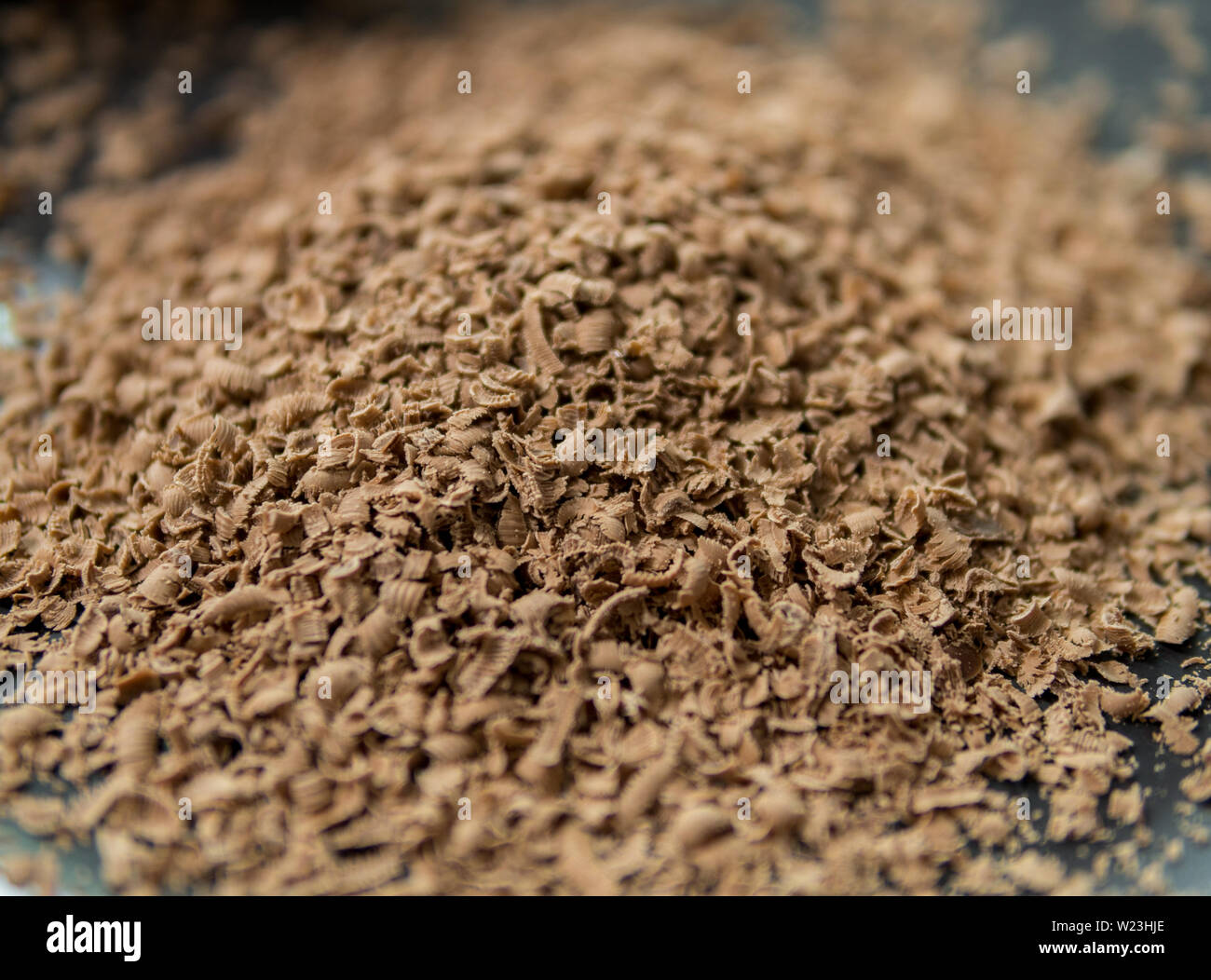 Detail der geriebenen Schokolade auf einer schwarzen Platte Stockfoto