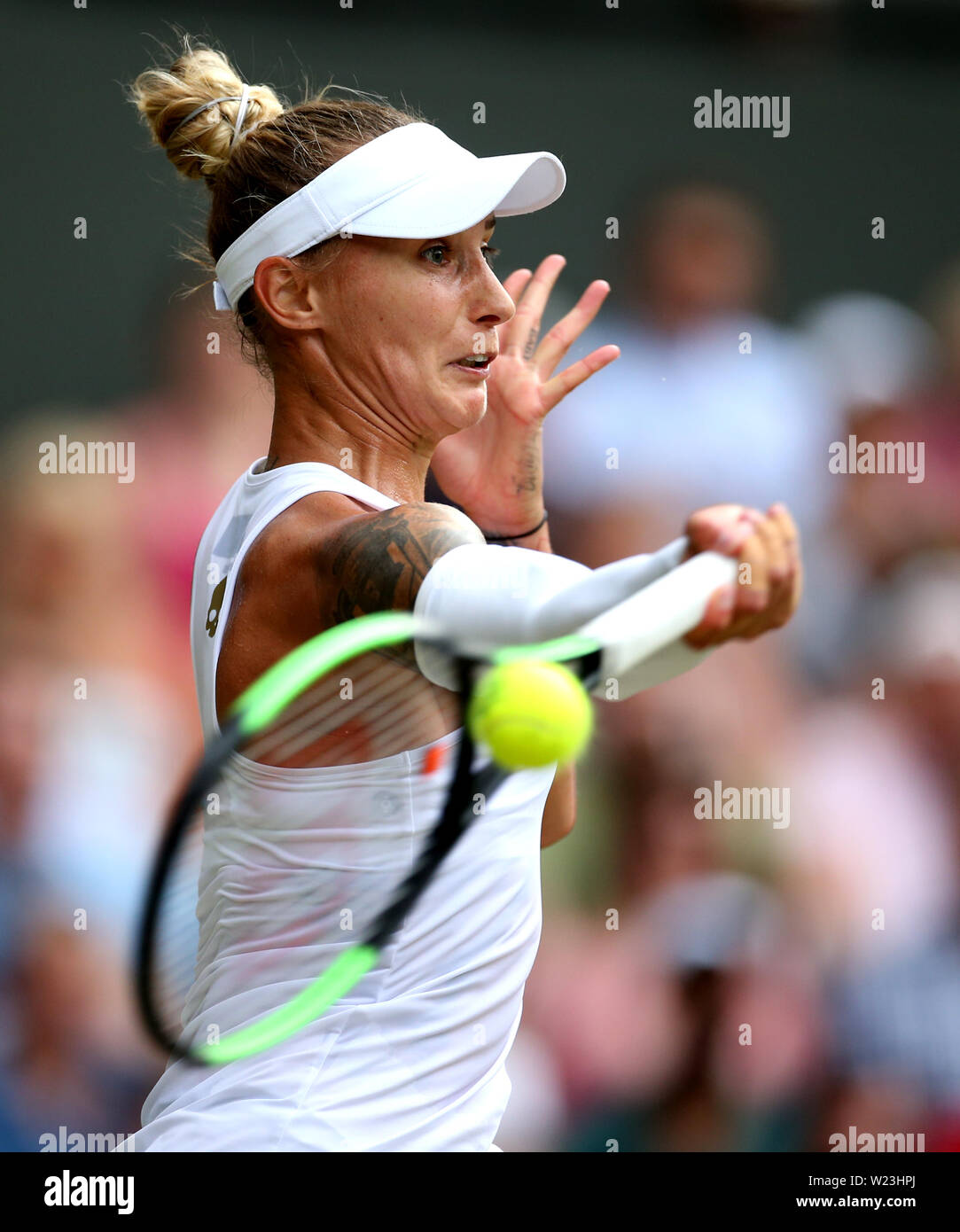 Polona Hercog in Aktion gegen Cori Gauff an Tag 5 der Wimbledon Championships in der All England Lawn Tennis und Croquet Club, Wimbledon. Stockfoto