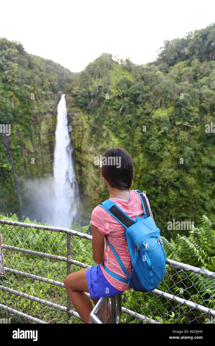 Hawaii Travel Tourist Frau am Aussichtspunkt Aussichtspunkt mit Blick auf Akaka Falls, Big Island, Hawaii. Weibliche Wanderer auf der Suche nach einem beliebten touristischen Hawaiian Attraktion schönen Wasserfall. Stockfoto
