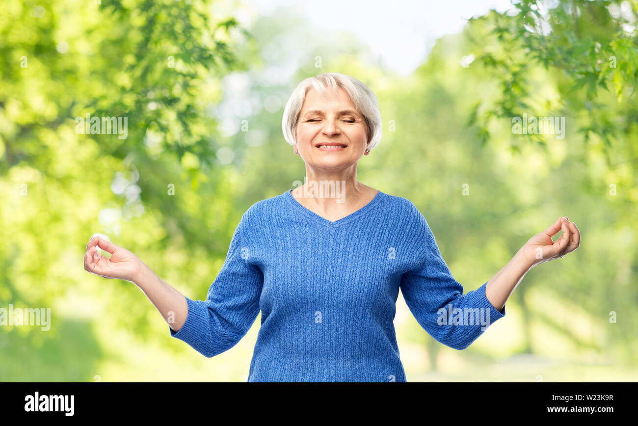 Lächelnde ältere Frau in Blau pullover Kühlen Stockfoto