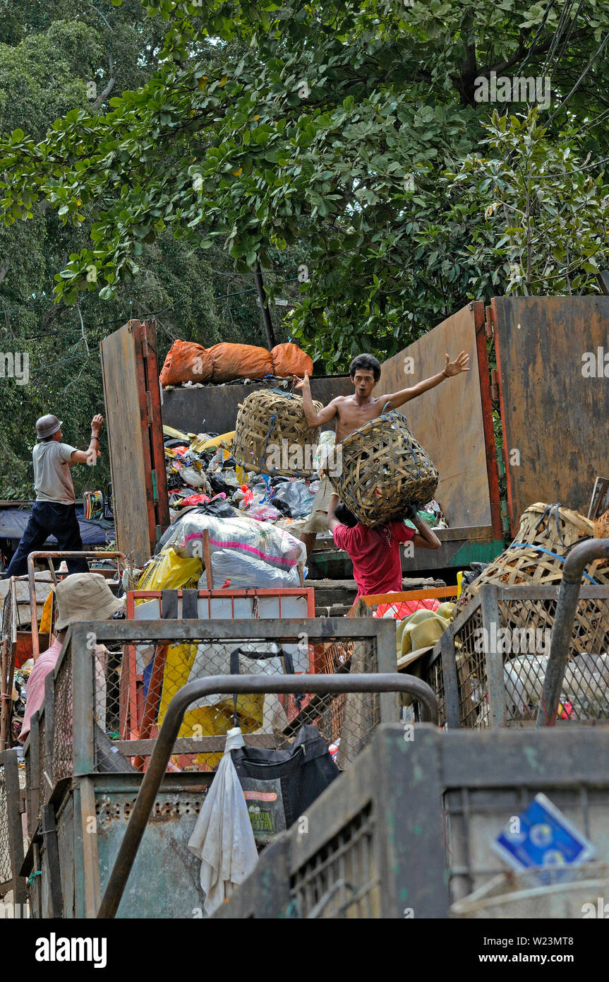 Jakarta, dki Jakarta/Indonesien - Mai 17, 2010: Müllabfuhr Müll laden auf einen Lkw in der menteng Wohngegend Stockfoto