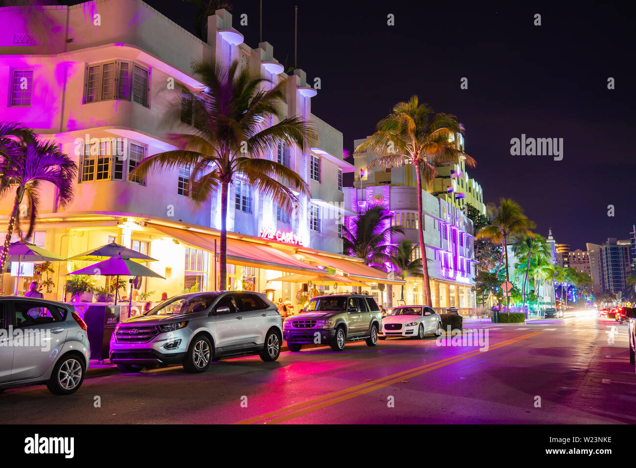 Nacht Ausblick auf die Straße Ocean Drive, Art Deco Gebäude und Hotels. Stockfoto