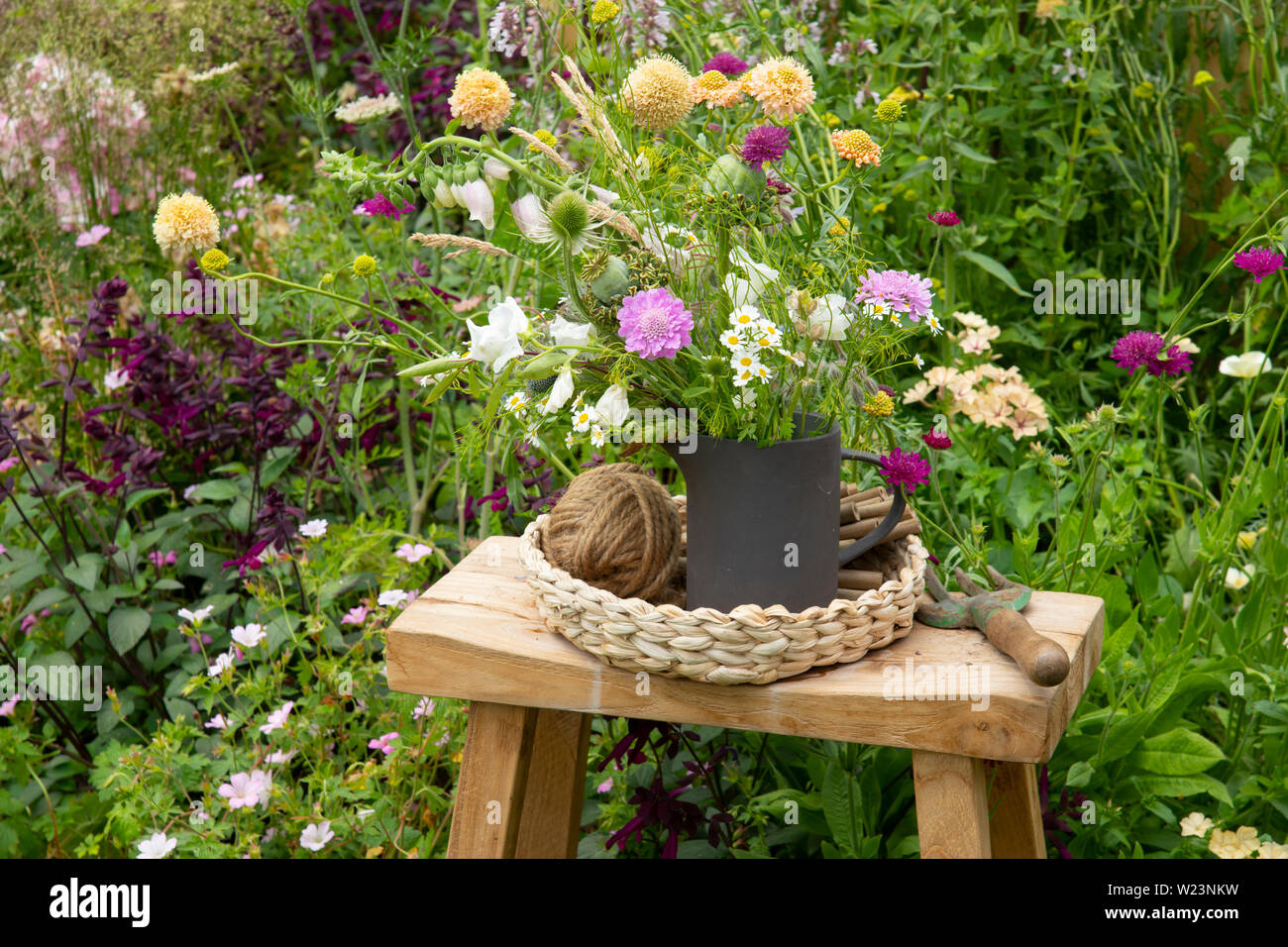 Eine Tonhöhe von Schnittblumen in der BBC Springwatch Garten von Jo Thompson im Hampton Court Palace Garden Festival 2019, East Molesey, Surrey, U konzipiert Stockfoto