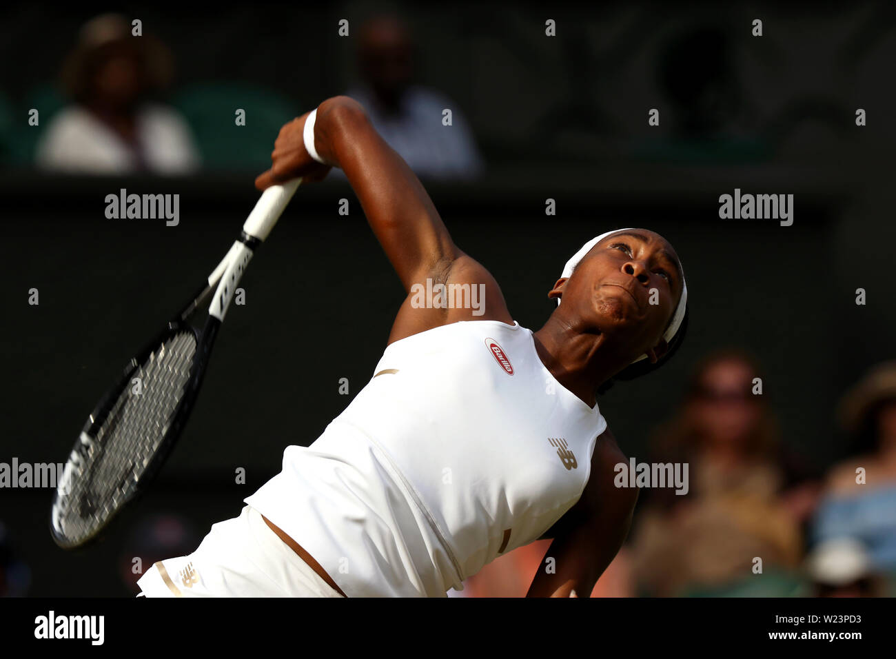 London, Großbritannien. 05. Juli, 2019. Wimbledon, 5. Juli 2019 - Cori Gauff serviert während ihrer dritten Runde Spiel gegen Polono Herzog heute in Wimbledon. Quelle: Adam Stoltman/Alamy leben Nachrichten Stockfoto