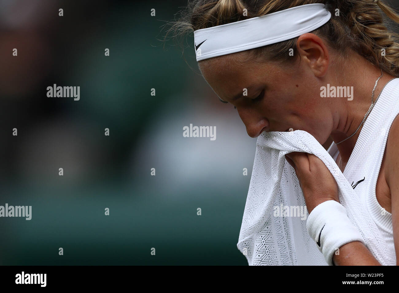 Wimbledon, London, UK. 05. Juli, 2019. 5. Juli 2019, den All England Lawn Tennis und Croquet Club, Wimbledon, England, Wimbledon Tennis Turnier, Tag 5; Victoria Azarenka denkt über den Punkt gegen Simon Halep Credit: Aktion Plus Sport Bilder/Alamy leben Nachrichten Stockfoto