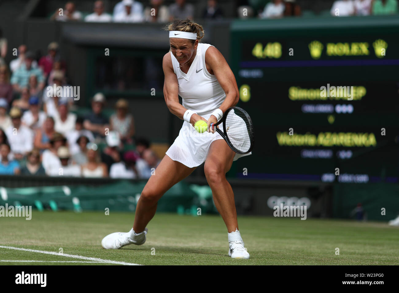 Wimbledon, London, UK. 05. Juli, 2019. 5. Juli 2019, den All England Lawn Tennis und Croquet Club, Wimbledon, England, Wimbledon Tennis Turnier, Tag 5; Victoria Azarenka kehrt gegen Simon Halep Credit: Aktion Plus Sport Bilder/Alamy leben Nachrichten Stockfoto