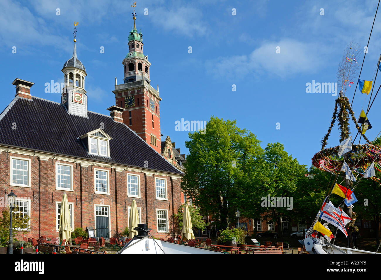 Leer, Niedersachsen/Deutschland - Mai 17, 2015: Blick auf die historischen Waage und Rathaus neben dem historischen Hafen an einem sonnigen Frühlingstag Stockfoto
