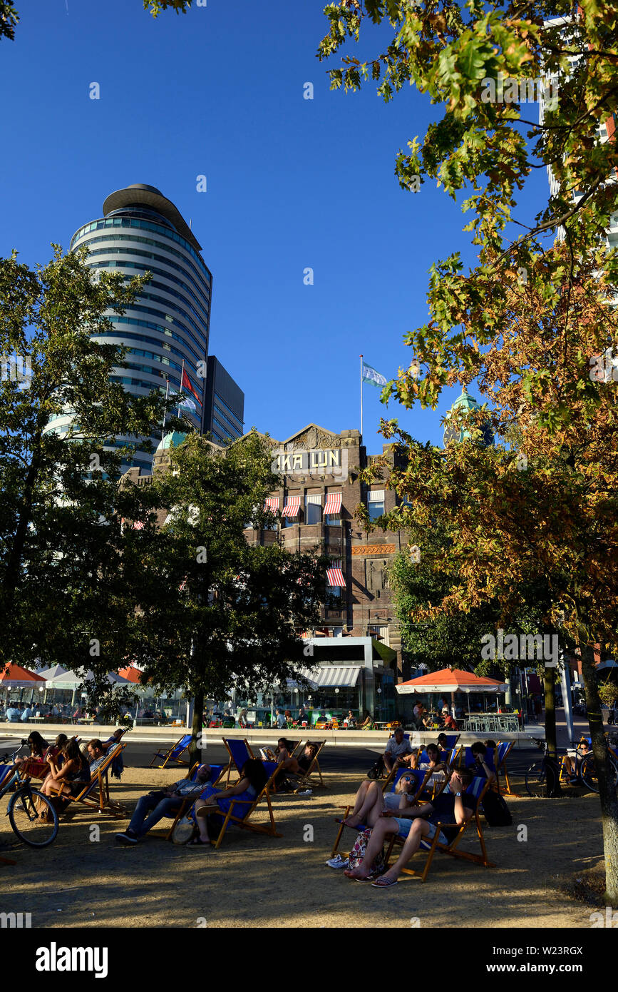 Rotterdam Zuid Holland/Niederlande - Juli 23, 2018: die Menschen genießen den Sommer Sonne auf der Terrasse des Hotel New York am Kop van zui wilhelminakade Stockfoto