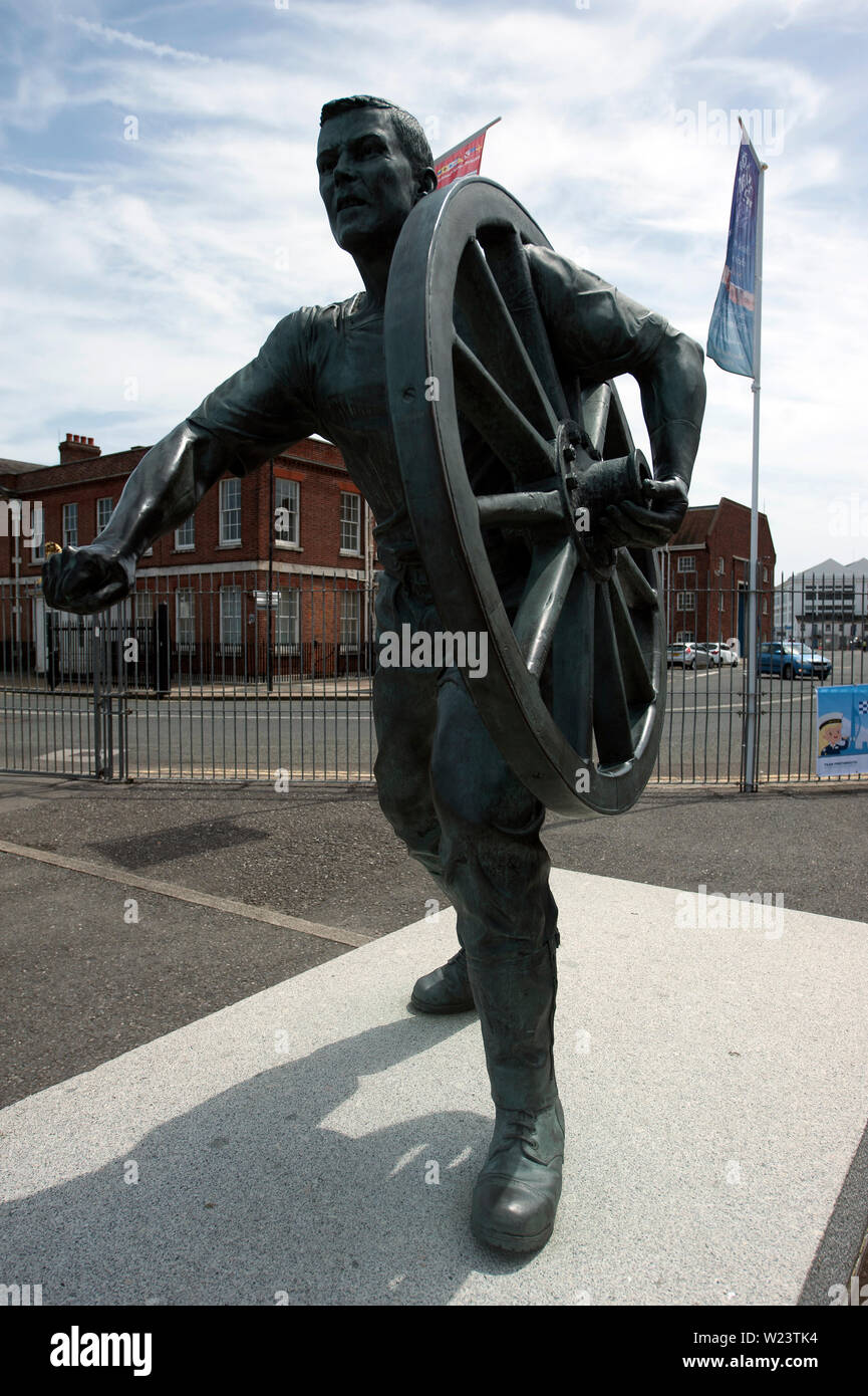 Bronze Statue zum Gedenken an den jährlichen Field gun Wettbewerb im Royal Turnier, Portsmouth historischen Dockyard, Portsmouth, Hampshire, England, Großbritannien Stockfoto