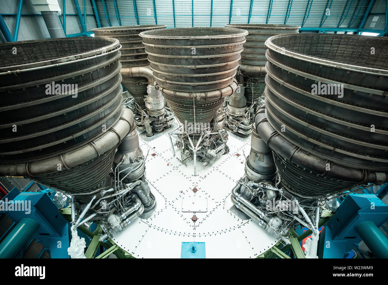 Apollo/Saturn V-Center. Space Hangar mit Rakete. Stockfoto