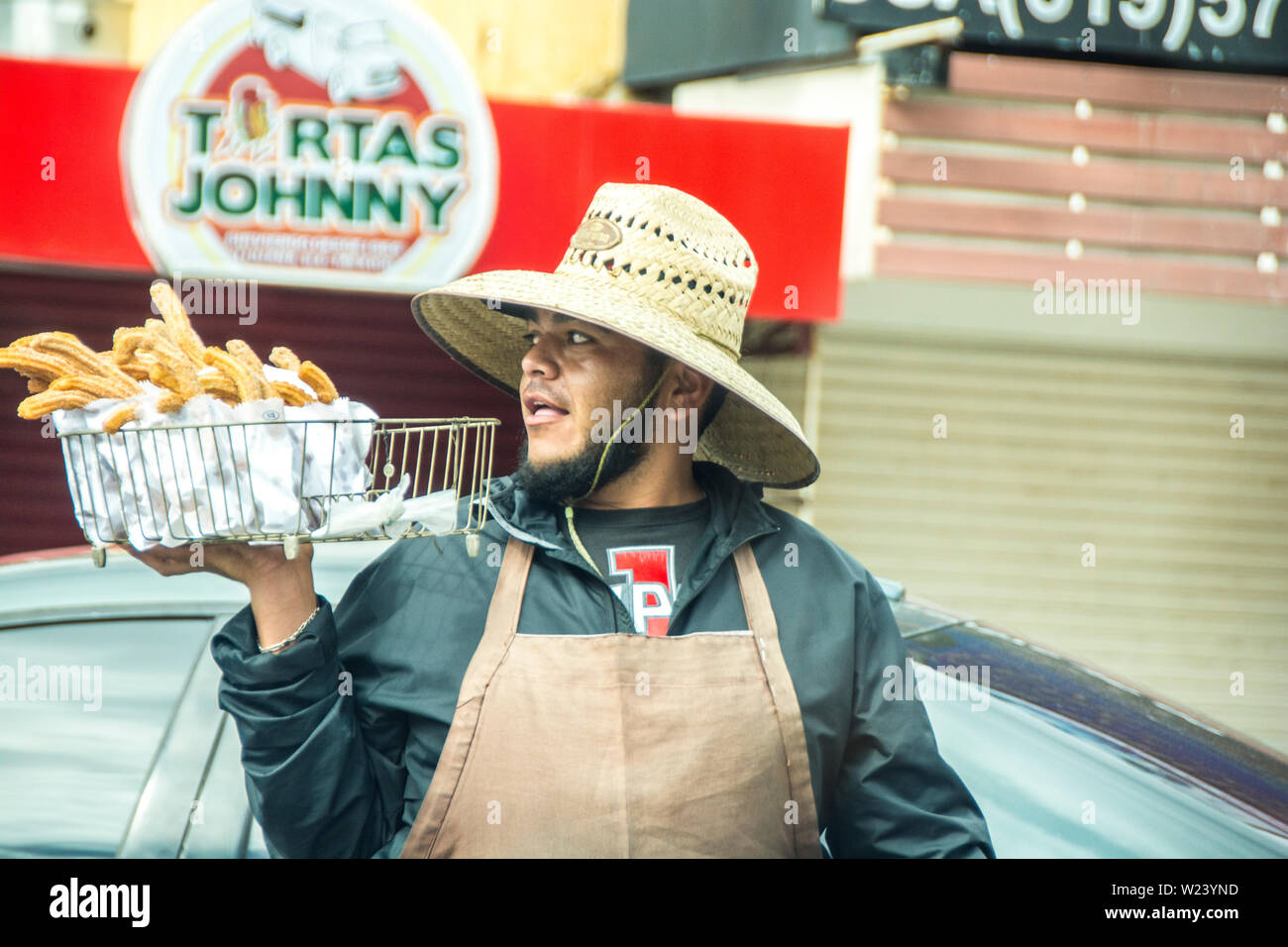 Eine mexikanische Mann verkauf Churros, im San Ysidro, Kalifornien und Tijuana, Mexio Grenzübergang; USA und Mexiko. Stockfoto