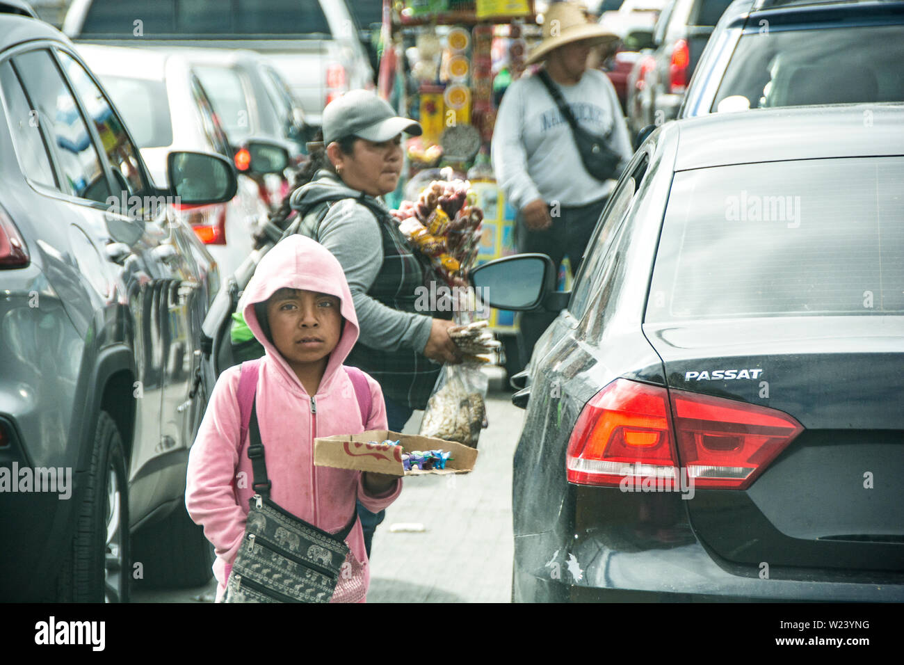 Kleines Mädchen verkauf Gummi im San Ysidro, Kalifornien und Tijuana, Mexio Grenzübergang; USA und Mexiko. Stockfoto