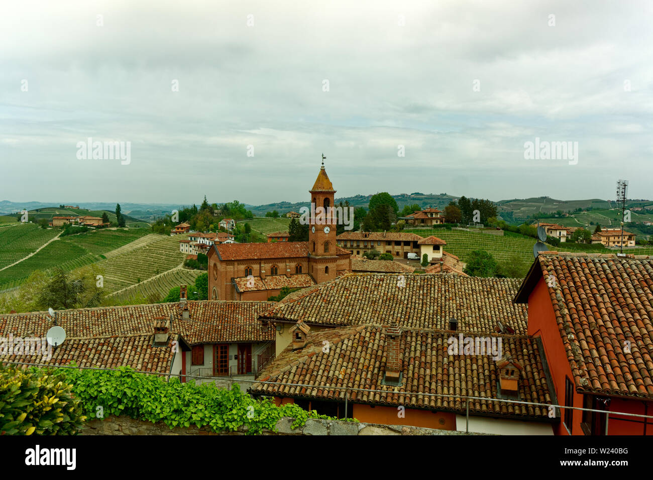 Serralunga di Alba Stadt und Weinberge, Piemont, Italien Stockfoto