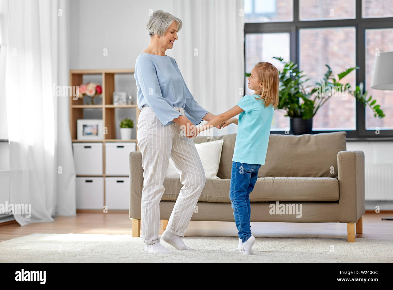 Großmutter und Enkelin Spaß zu Hause in Stockfoto